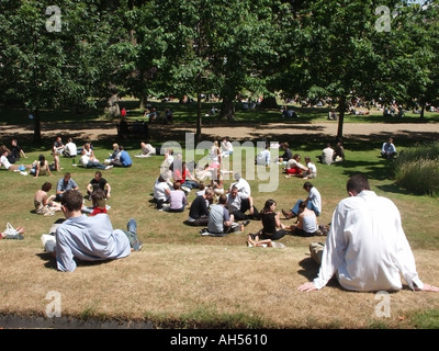 Grays Inn City of London les employés de bureau se détendent à l'extérieur à l'heure du déjeuner dans les jardins gazés près des bureaux Angleterre Royaume-Uni Banque D'Images