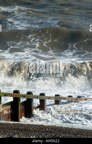 La mer du Nord d'Aldeburgh vagues se briser sur la plage et d'un brise-lames Banque D'Images