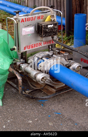 D'eau en plastique bleu Brentwood conduites principales en soudure machine pour effectuer en continu longueur de pipe avant l'installation ci-dessous road Banque D'Images