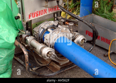 D'eau en plastique bleu Brentwood conduites principales en soudure machine pour effectuer en continu longueur de pipe avant l'installation ci-dessous road Banque D'Images