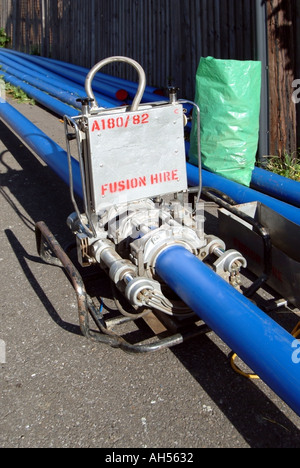 D'eau en plastique bleu Brentwood conduites principales en soudure machine pour effectuer en continu longueur de pipe avant l'installation ci-dessous road Banque D'Images
