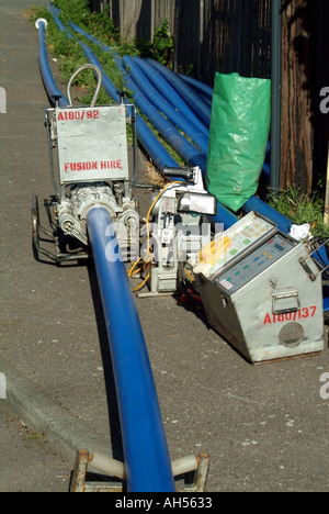 D'eau en plastique bleu Brentwood conduites principales en soudure machine pour effectuer en continu longueur de pipe avant l'installation ci-dessous road Banque D'Images