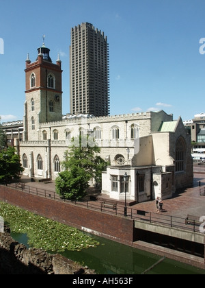 Église paroissiale St Giles-Without-Cripplegate pour Barbican Centre, gratte-ciel résidentiel Barbican, au-delà de City of London England UK Banque D'Images