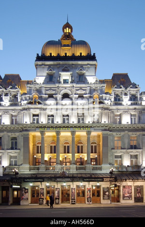 Éclairage par inondation façade Her Majesty's Theatre accueillant la production Andrew Lloyd Webber de Phantom of the Opera Haymarket West End Londres Angleterre Royaume-Uni Banque D'Images