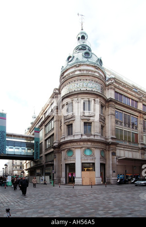 Près du Boulevard Haussmann Printemps au coin de la rue avec des élévations latérales pont reliant les bâtiments du magasin Banque D'Images