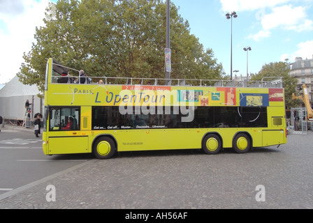 Paris La Place de la Bastille open top tour bus Banque D'Images