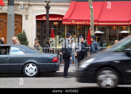 Paris Champs Elysees groupe d'agents de police en route juste après avoir arrêté et parlé à un automobiliste Banque D'Images