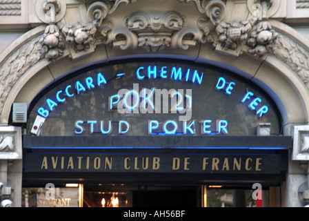 Paris Avenue des Champs Elysées sur divers signes locaux entrée au stud poker chemin de tarifs aériens et de l'Aviation Club de France Banque D'Images