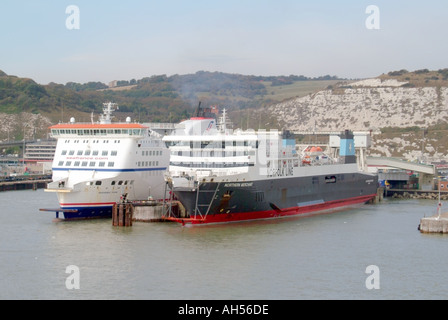 Norfolk Line « Northern Merchant » et SeaFrance English Channel ferries au terminal de bateaux de Douvres falaises blanches au-delà du port de Douvres Kent Angleterre Royaume-Uni Banque D'Images