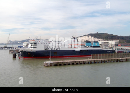 Norfolk Line « Northern Merchant » et SeaFrance English Channel ferries au terminal de bateaux de Douvres falaises blanches au-delà du port de Douvres Kent Angleterre Royaume-Uni Banque D'Images