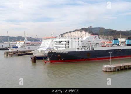 Norfolk Line « Northern Merchant » et SeaFrance English Channel ferries au terminal de bateaux de Douvres falaises blanches au-delà du port de Douvres Kent Angleterre Royaume-Uni Banque D'Images