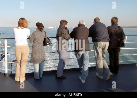 Au large des côtes françaises près de Calais ferry transmanche passagers en regardant vers la côte débutant retour à Dover Kent Banque D'Images