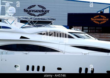 Sunseekers Boat Builders Le port de Poole Dorset England UK Banque D'Images