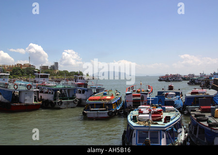 Ferry-boats à Mumbai port près de la porte de l'Inde Banque D'Images