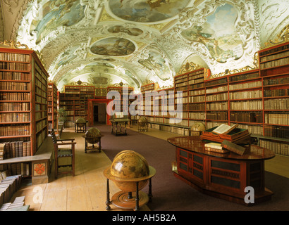 La salle théologique dans la bibliothèque de Strahov au monastère de Strahov à Prague République Tchèque Banque D'Images