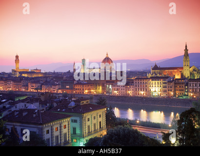 Palais Vecchio Duomo gauche centre et église de Santa Croce à droite de l'Arno à Florence au crépuscule Banque D'Images