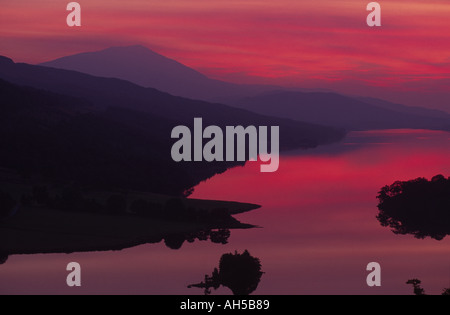 Voir la reine de Loch Tummel Perthshire en Écosse après le coucher du soleil Banque D'Images