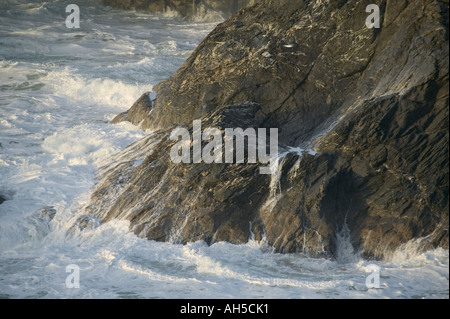 Lave-Surf autour des roches à la base des falaises au Bedruthan Steps nr Newquay Cornwall Grande-bretagne Banque D'Images