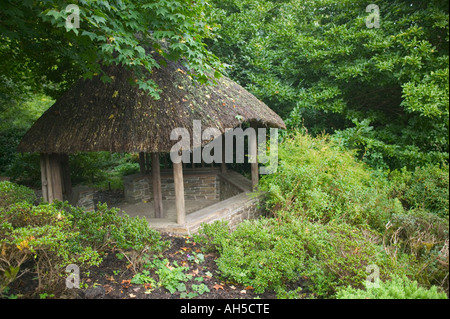 Un pavillon de chaume dans le jardin de la maison du jardin Buckland Monachorum près de plymouth Devon en Grande-Bretagne Banque D'Images