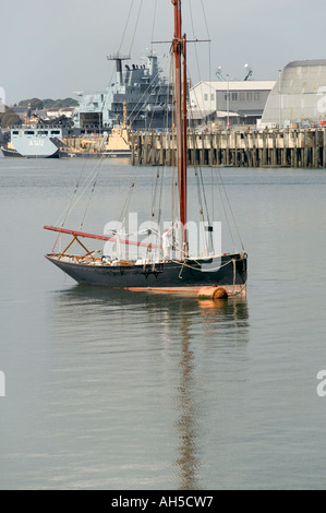 L'ancien et le moderne sur la Hamoaze article de la Tamar plymouth Devon en Grande-Bretagne Banque D'Images