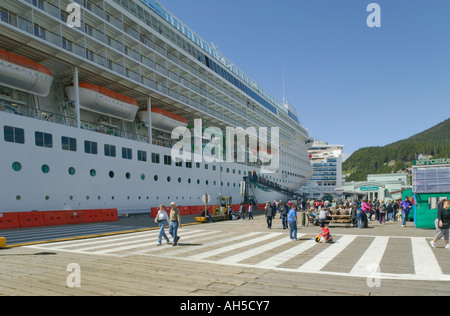 De croisière amarré au quai des navires de croisière Ketchikan Alaska USA Banque D'Images