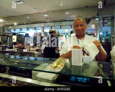 Pret a manger au terminal Eurotunnel de Folkestone Angleterre Banque D'Images