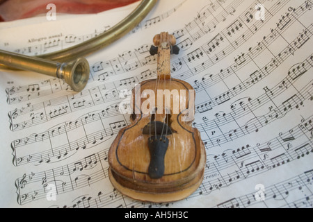 Miniature du violon sur la feuille de musique Banque D'Images