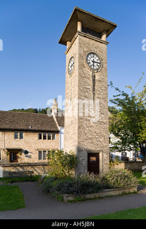 La tour de l'horloge dans la ville de Cotswolds Gloucestershire, 34440 Colombiers Banque D'Images