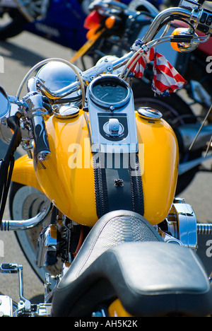 Gros plan d'une Harley Davidson à un réunion motards vu de l'arrière montrant le réservoir de carburant d'un guidon Selle et instruments Banque D'Images