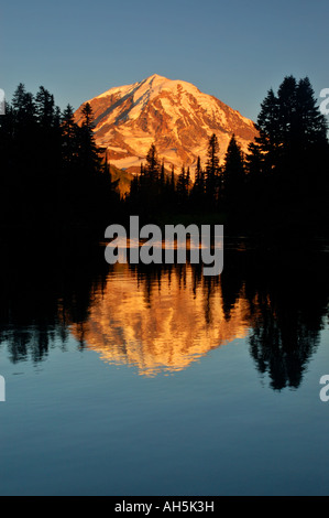 Mt. Rainier Coucher du soleil reflétée dans un lac alpin au nord-ouest de la montagne Banque D'Images