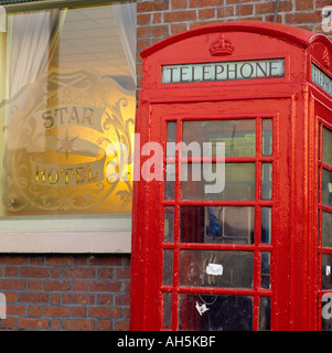 UK Angleterre Stockport Cheshire pubs K6 Téléphone rouge fort à l'extérieur de la fenêtre et porte-jarretelles Star Inn at night Banque D'Images