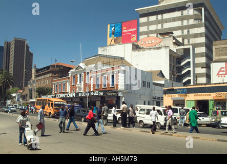 Scène de rue animée dans la capitale du Kenya Nairobi. Le Kenya, l'Afrique Banque D'Images