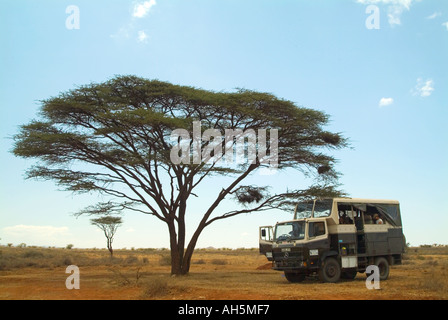 Une équipe terrestre de voyageurs camions sous un arbre dans la chaleur. South Horr, au nord du Kenya, l'Afrique de l'Est. Banque D'Images