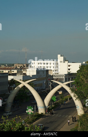 Défense d'éléphant géant monument situé sur l'Avenue Moi dans la ville de Mombasa. Kenya, Afrique de l'Est Banque D'Images