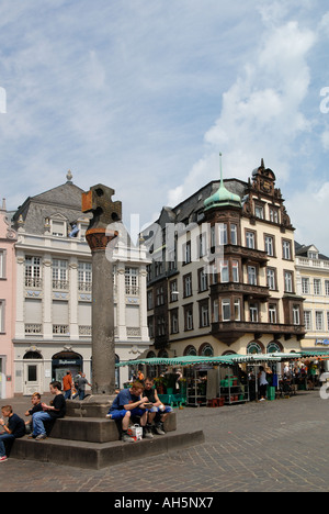 Croix en pierre sur la place du marché à Trèves à la Moselle (Moselle). Banque D'Images