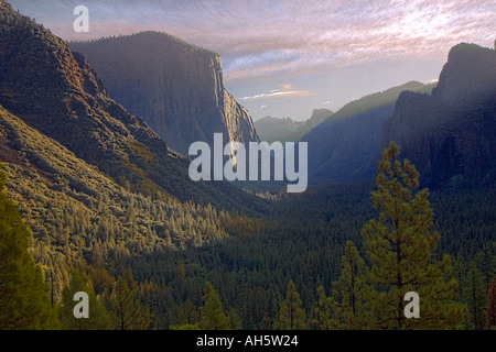 Lever du soleil sur le Capitan du 'tunnel view' vallée de Yosemite, Yosemite National Park, California USA Banque D'Images