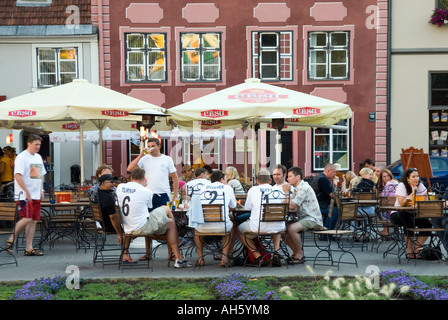 Groupe d'hommes anglais correspondant à T shirts sur stag week-end en dehors de boire dans un bar à Riga Lettonie Livu Laukums Banque D'Images