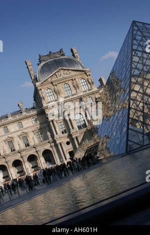 Musée du Louvre Paris France entrée pyramide de verre Banque D'Images