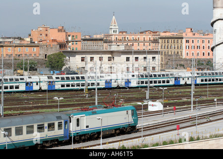 Les trains allant et venant de la gare centrale de Termini au coeur de Rome Banque D'Images