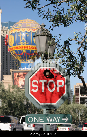 Panneau stop et l'Hôtel de Paris et Casino Hot Air Balloon sur le Strip à Las Vegas Banque D'Images