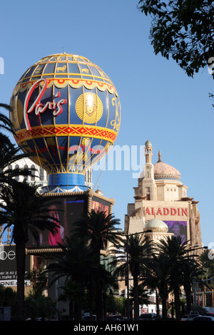 L'Hôtel Paris Hôtel et casino Hot Air Balloon avec Aladdin's Hotel et Casino en arrière-plan, sur le Strip à Las Vegas Banque D'Images