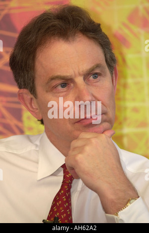 Les gestes de la main du Premier Ministre Tony Blair tout en parlant à un événement politique au Royaume-Uni Banque D'Images
