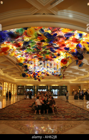 Le hall au Bellagio Hotel and Casino à Las Vegas, mettant en vedette la Chihuly chandalier Banque D'Images