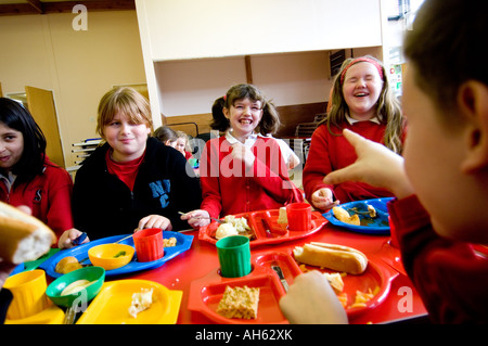 Les élèves de l'ÉCOLE PRIMAIRE DE SYDENHAM LEAMINGTON SPA WARWICKSHIRE UK pendant leur pause déjeuner Banque D'Images