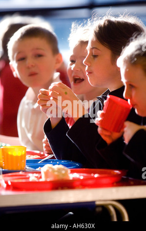 Les élèves de l'ÉCOLE PRIMAIRE DE SYDENHAM LEAMINGTON SPA WARWICKSHIRE UK pendant leur pause déjeuner Banque D'Images