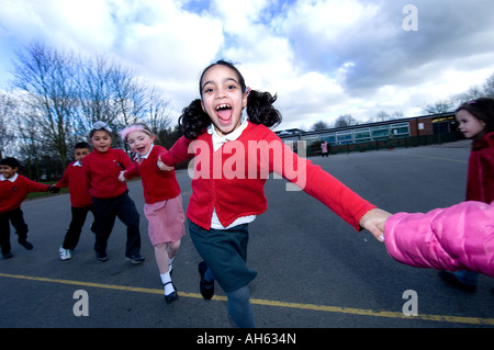 Les élèves de l'ÉCOLE PRIMAIRE DE SYDENHAM LEAMINGTON SPA WARWICKSHIRE UK LORS D'UNE PAUSE Banque D'Images