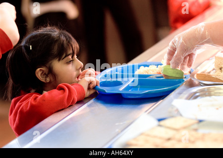 Les élèves de l'ÉCOLE PRIMAIRE DE SYDENHAM LEAMINGTON SPA WARWICKSHIRE UK pendant leur pause déjeuner Banque D'Images