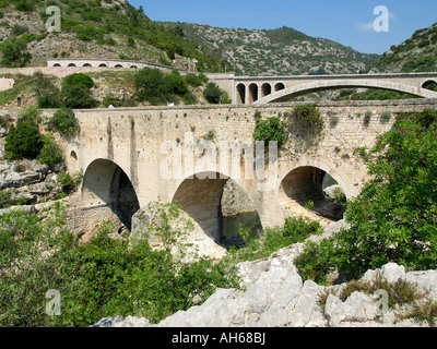 Le pont Pont du Diable Pont du diable sur le fleuve Hérault en France Banque D'Images