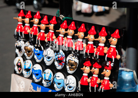 Pinocchios jouet et de carnaval à l'extérieur d'une boutique à Rome Italie Banque D'Images