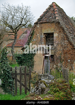 Vieille maison endommagée dans la vallée de la dordogne lot France Banque D'Images